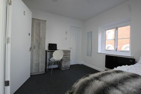 1 bedroom in a house share to rent - Photo 2