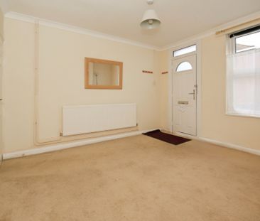 Three-bedroom terraced house with garden near city centre, Peterbor... - Photo 2