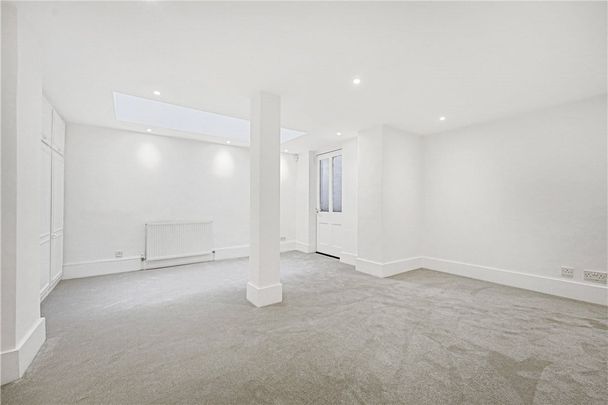 A large recently refurbished two bedroom flat to rent arranged over the lower ground floor of a stucco fronted building in the heart of South Kensington. EPC rating: C - Photo 1