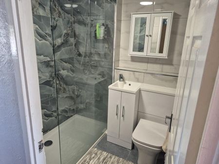 1 bedroom in a house share to rent - Photo 4