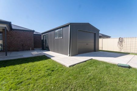 Spacious, Stylish & Feature-Packed Family Home in Prime Shepparton Location! - Photo 2