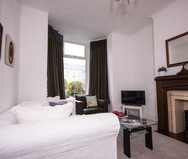 4 bedroom end of terrace house to rent - Photo 1