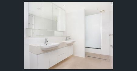 Spacious Roseville apartment offering comfort and convenience - Photo 4