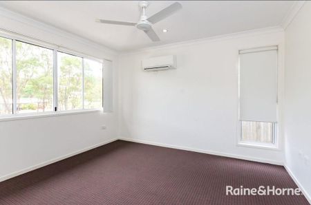 MODERN FOUR BEDROOM AIR CONDITIONED HOME IN SOUTH GLADSTONE! - Photo 3