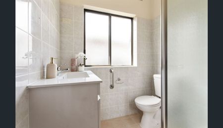 SPACIOUS FAMILY HOME IN PRIME KINGSGROVE LOCATION - Photo 2