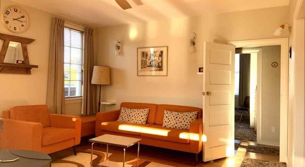 Gorgeous retro style fully furnished immaculate cottage! - Photo 1