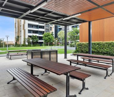 Bright & Spacious Penthouse Apartment with Private Rooftop & Bbq Area - Photo 1