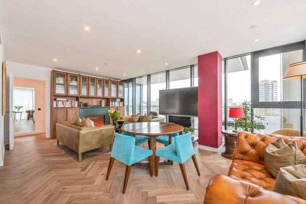 The property is set in a sought after apartment building in London Dock, Wapping. It is located in the heart of the capital, moments from Tower Bridge, The Tower of London, St Katharine Dock - Photo 1