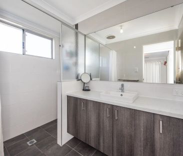 Stylish, Spacious & Seconds from the Sea - With Rear Roller-Door Ac... - Photo 1