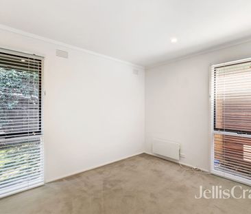 Cosy Unit Living in the Heart of Rosanna - Photo 4