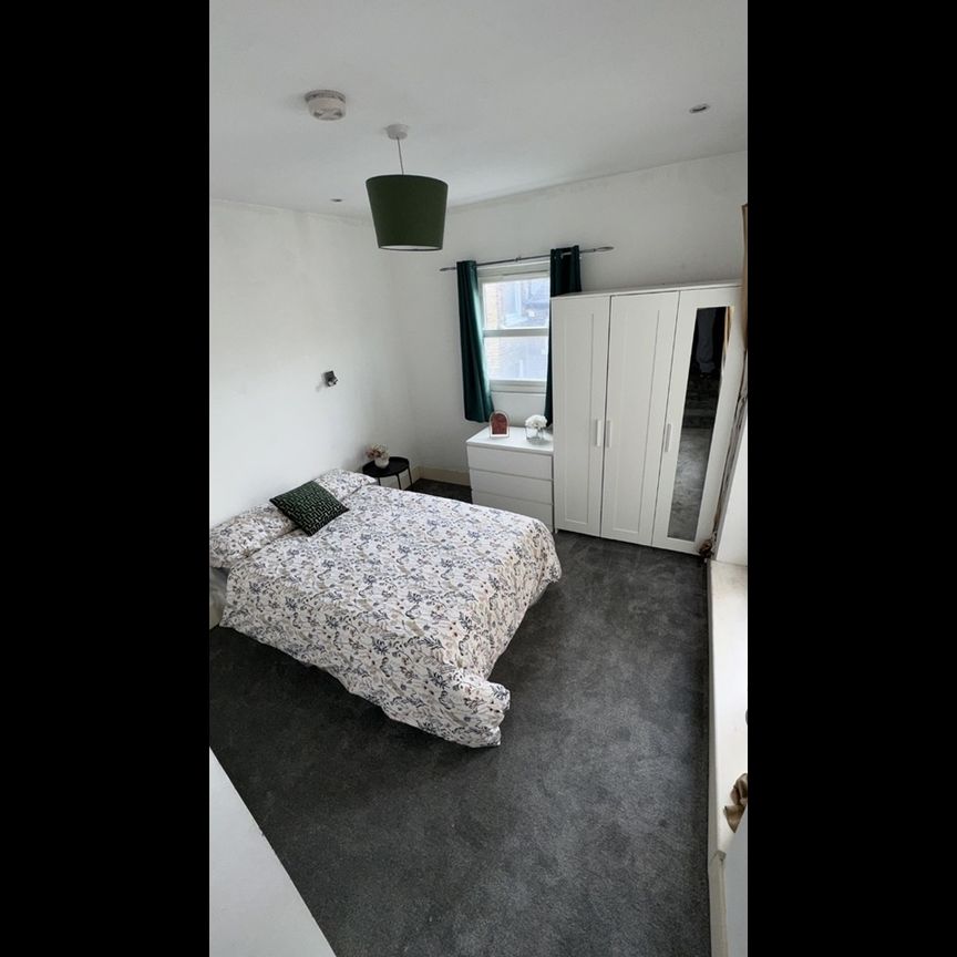 3 Bed Flat, Brixton Road, SW9 - Photo 1
