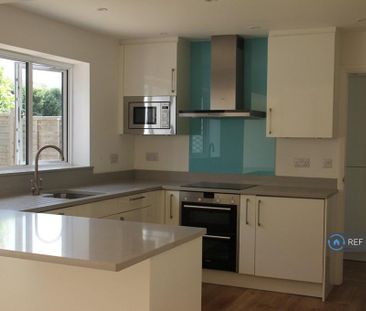 4 bedroom detached house to rent - Photo 2