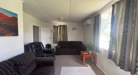 Close to schools and shops - Photo 2