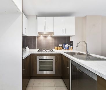 Light-Filled Dual-Level Townhouse Style Apartment - Photo 6