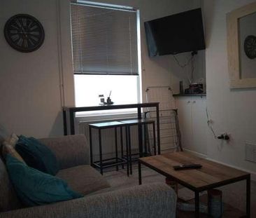 Charming Bedroom House, LN5 - Photo 2