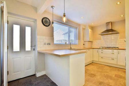 3 bedroom semi-detached house to rent - Photo 4