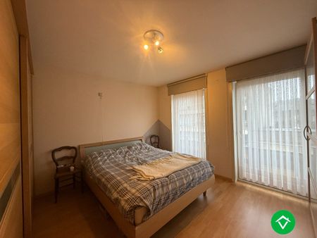 Ruim 2-slaapkamersappartement met garage in centrum Roeselare - Photo 2