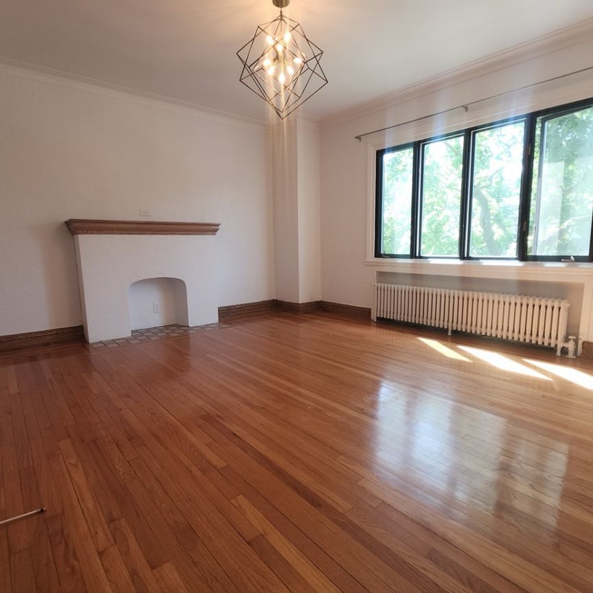 Logement rénové de 2 chambres à coucher plus bureau, semi-meublé. - Photo 1