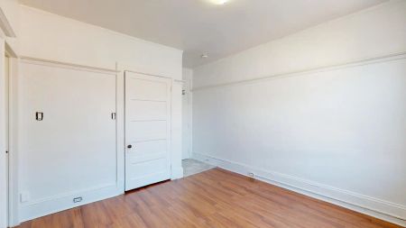 384 MacLaren St. — Bachelor - Photo 3