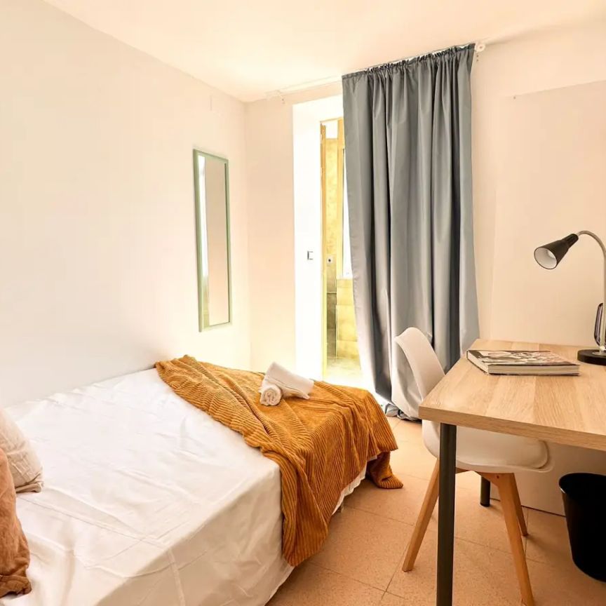 Room in a shared 18-bedroom apartment for rent in Argüelles, perfect for professionals and students - Photo 1