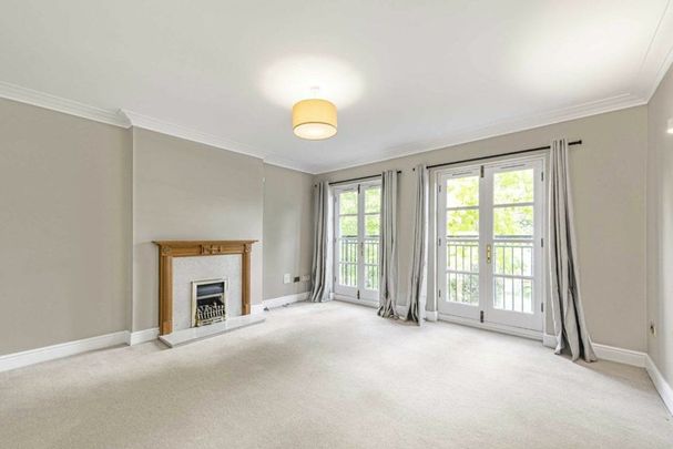 Hampton Court Crescent, East Molesey, KT8 - Photo 1