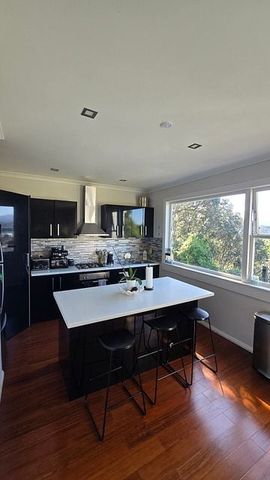 Charming 4BR Hataitai Haven w/ AC & Balcony - Photo 3