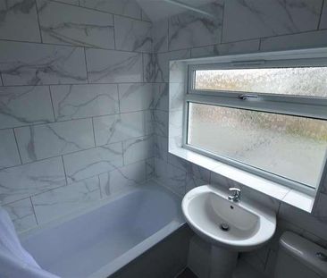 Third Crescent, Slough, SL1 - Photo 2