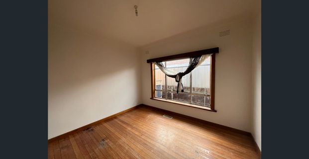 Located close to schools, transport and shopping facilities. - Photo 1