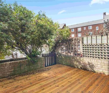 A 4 bedroom house situated located in this secure, private riverside development close to Putney Bridge Tube Station and its local amenities. - Photo 5