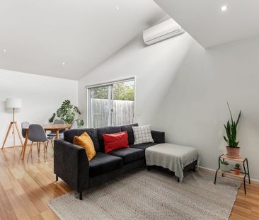 Terrific Townhouse in Central Torquay - Photo 6