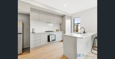 Stylish 3-Bedroom Townhouse in Thornhill Park - Photo 3