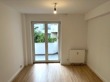 Düsseldorf-Düsseltal! Frisch renovierte 3-Zimmer-Balkonwohnung mit PKW-Stellplatz! - Photo 2