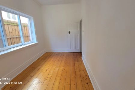 BEACHSIDE ART DECO GEM - GROUND FLOOR WITH COMMUNAL GARDEN! - Photo 3