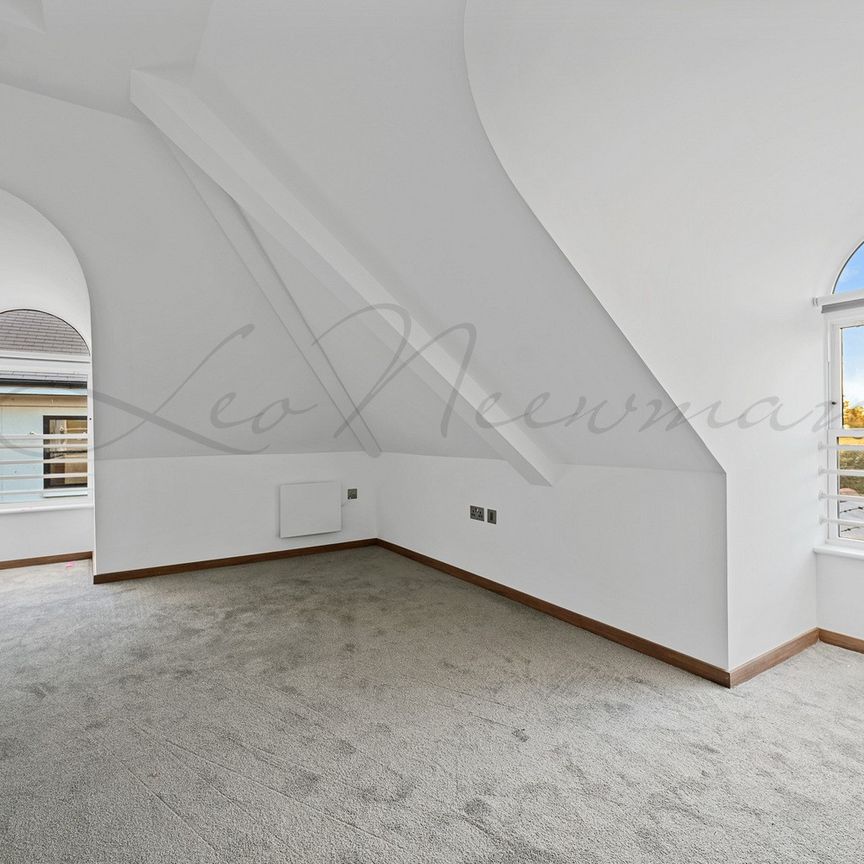 AC Court, Thames Ditton, KT7 - Photo 1