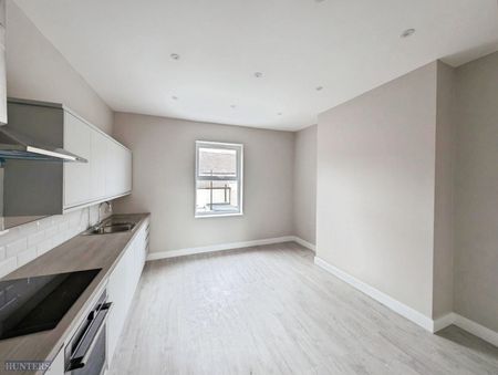 3 bedroom Flat To Let - Photo 4