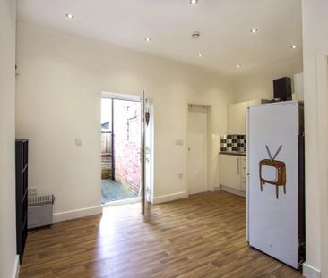 3 bedroom flat to rent - Photo 2