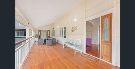 Stunning traditional Queenslander, walk to beach - Photo 2