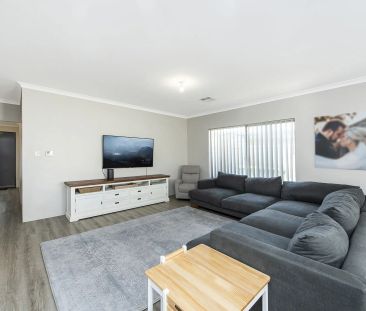 Stylish, Spacious & Seconds from the Sea - With Rear Roller-Door Ac... - Photo 2