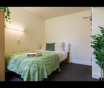 Room in a Shared Flat, United Kingdom, M1 - Photo 2