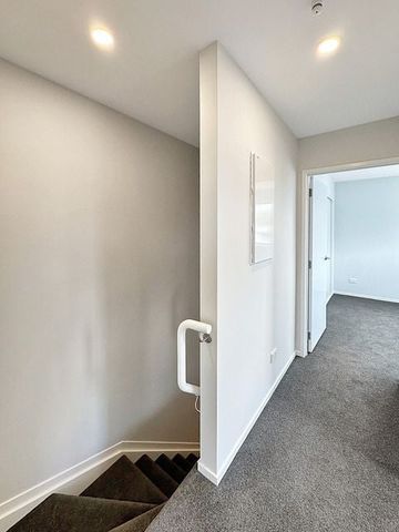 MODERN TWO BED TWO BATH TOWNHOUSE - Photo 2