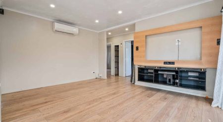 3 bedroom 1+ bathroom water included in rent - Photo 2