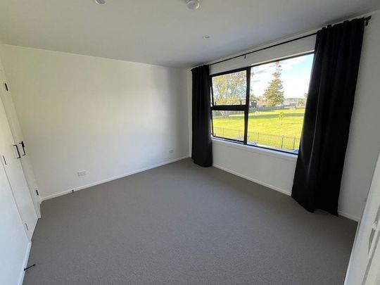 Modern 4BR Townhouse in Te Atatu! - Photo 1