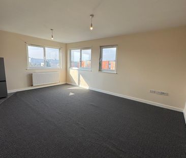 QUEENSWAY, BLETCHLEY - 2 BEDROOM PENTHOUSE - Photo 1