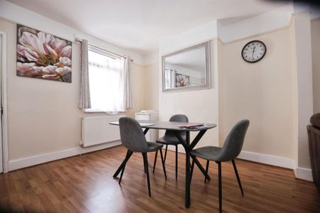 3 bedroom flat to rent - Photo 5