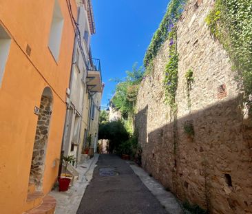 À louer – Charmant studio rénové au cœur du centre historique de Hy... - Photo 1