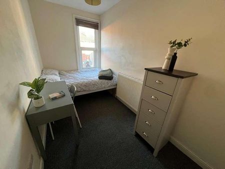 Portland Street - Bed, LN5 - Photo 2