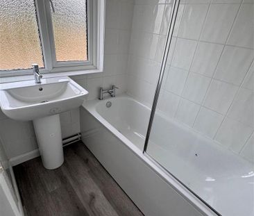 4 bedroom semi-detached house to rent - Photo 5