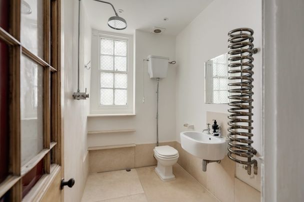 4 Bed House - Photo 1