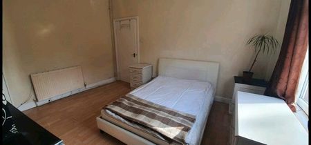 4 bedroom house of multiple occupation to rent - Photo 2