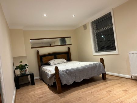 3 Bed Semi-Detached House, Appleton Road, SE9 - Photo 3